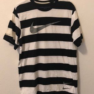 NIKE TEE SHIRT VERY NICE